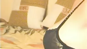 Грудастая самка WhiteOrchid занимается мастурбацией