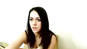 Грудастая кокетка LovelyJesica мастурбирует пизденку