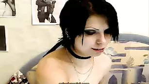 Грудастая самка мастурбирует пизденку DarkLyrrrics