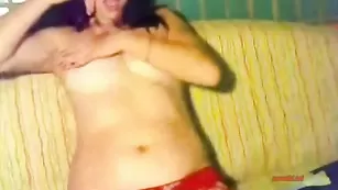 Распутная дамочка руками тискает сиськи