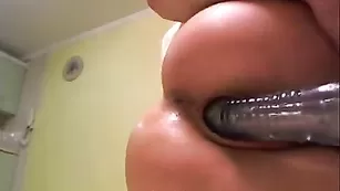 Распутная sofiflirt трахает мокрую киску фаллосом