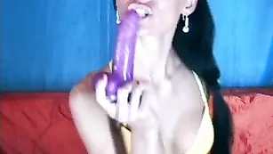 Смазливая annilovesex трахает задницу самотыком