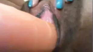 Шальная nymphogirl88 трахает волосатую письку