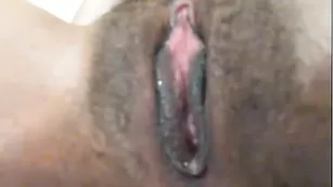 Шальная nymphogirl88 трахает волосатую письку