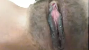 Шальная nymphogirl88 трахает волосатую письку
