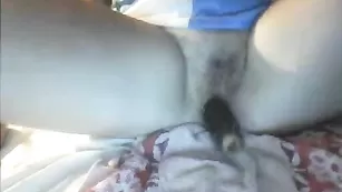 Сладкая штучка candelita трахает киску фаллосом