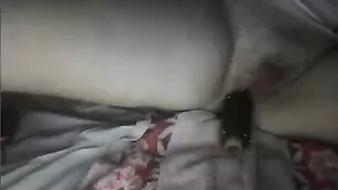 Сладкая штучка candelita трахает киску фаллосом