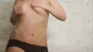 Похотливая Viski ласкает бритую пизду