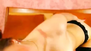 Сексуальная Ammora позирует в трусиках