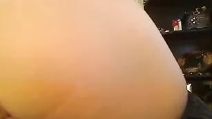 Худенькая нимфа crystalxx мастурбирует бритую пизду