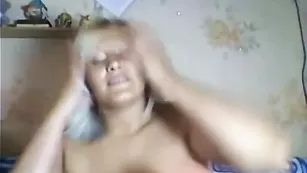 Русская малышка Su4ka1992 мастурбирует пизду