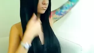 Татуированная модель CollegeGirlX мастурбирует пизду