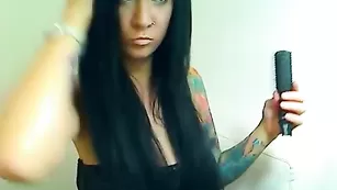 Татуированная модель CollegeGirlX мастурбирует пизду