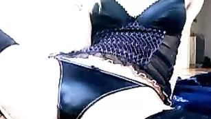 Стройная блудница Kamasutra мнет красивые сиськи