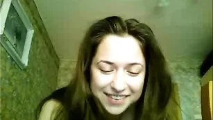 Малолетняя шалава танцует стриптиз