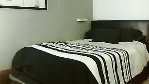 Грудастая цыпочка ласкает половые губки