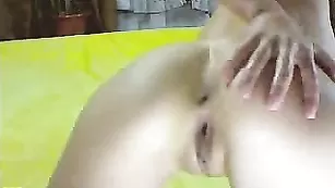 Грудастая шмара Alinn1 трахает очко фаллосом