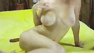 Грудастая шмара Alinn1 трахает очко фаллосом