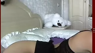 Русская девочка Aksana демонстрирует бритые дырочки