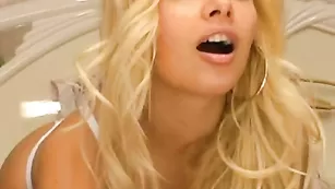 Удивительная SweetKiss шалит в привате с фаллосом