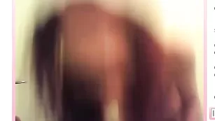 Худая брюнетка Gulsina мастурбирует пизду