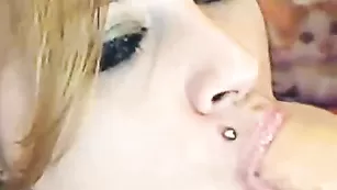 Пикантная K0shechka облизывает резиновый хуй