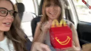 Lana Rhoades no bra eating with Riley Reid реальный порно реальный секс