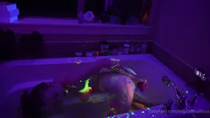 impracticalficus 28 11 2020 девушка on девушка bath фан with uv paint black lights i had so much фан with lilonebegood шоу чат реальный порно
