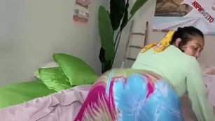 Emily Cheree сосет and tit-ебля a glass дилдо on her bed реальный порно реальный секс