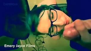 gamer девушка sucks, tit fucks and takes a messy facial