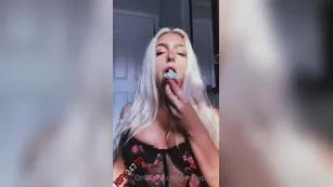Emily Rinaudo orgasm using strawberry with cream in мой black sexy lingerie чат для бесплатное порно реальный секс