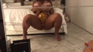 Maria Gjieli showing off her perfect body in the mirror порно реальный секс