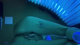 Emma Hix Had a немного фан in the tanning bed haha порно реальный секс