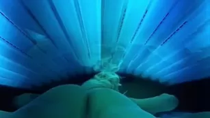 Emma Hix Had a немного фан in the tanning bed haha порно реальный секс