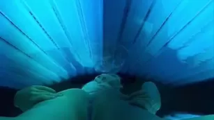 Emma Hix Had a немного фан in the tanning bed haha порно реальный секс