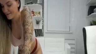 Brunette Amateur Babe ScarlettFranco Seductively Pleasures Herself Реальный Chaturbate