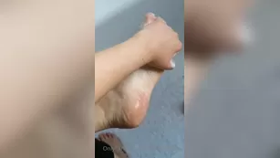 strawberrytoex showering мой tiny feet after a cho Адалт вэбкамс чат для бесплатное порно