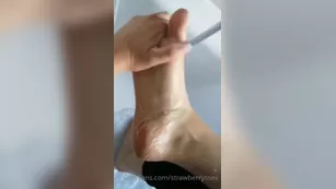 strawberrytoex showering мой tiny feet after a cho Адалт вэбкамс чат для бесплатное порно