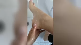 strawberrytoex showering мой tiny feet after a cho Адалт вэбкамс чат для бесплатное порно