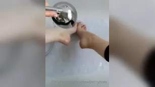 strawberrytoex showering мой tiny feet after a cho Адалт вэбкамс чат для бесплатное порно