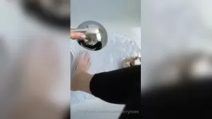 strawberrytoex showering мой tiny feet after a cho Адалт вэбкамс чат для бесплатное порно
