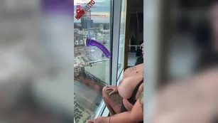 Brilliantly Divine сосет a purple дилдо attached to her window для the whole world to see чат для бесплатное порно реальный секс