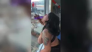 Brilliantly Divine сосет a purple дилдо attached to her window для the whole world to see чат для бесплатное порно реальный секс