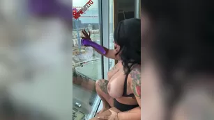 Brilliantly Divine сосет a purple дилдо attached to her window для the whole world to see чат для бесплатное порно реальный секс