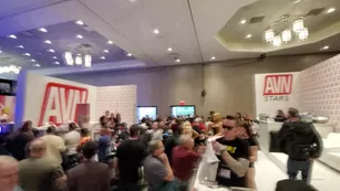 honeysuckle19 aee expo avn stars booth twerking day2 i love drawing a crowd Адалт вэбкамс чат для бесплатное порно